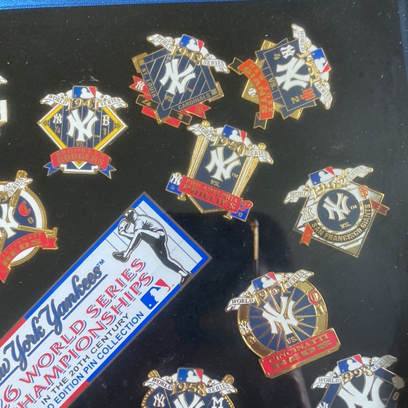 Calling all Yankees fans! Collectible pin collection in a beautiful wooden case - Picture 6 of 6